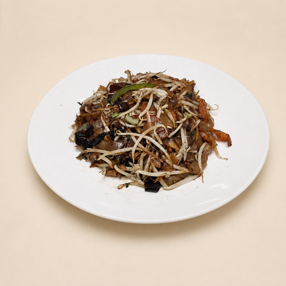 Vegetarian fried kuey teow with bean sprouts and vegetables